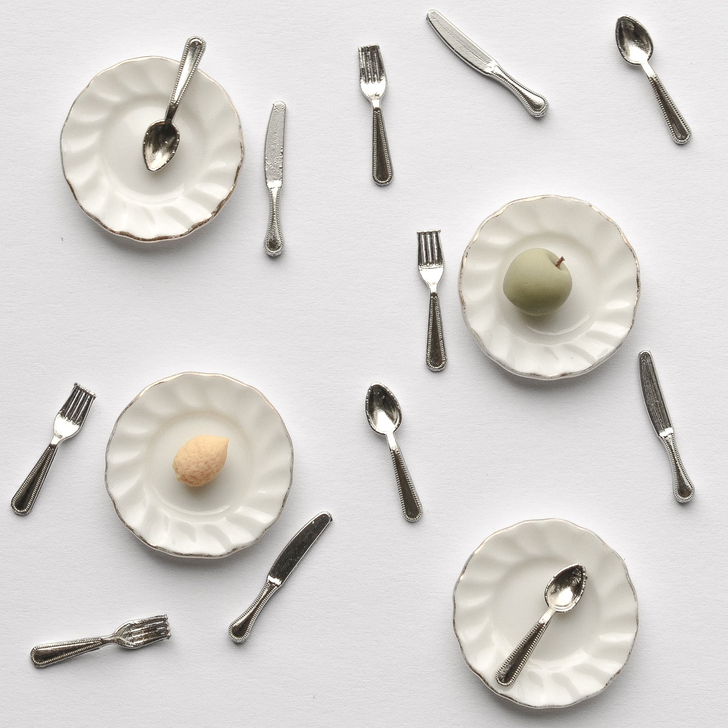 Teller weiß/gold, Miniatur für das Puppenhaus 1:12