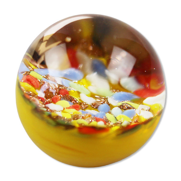 Kraftmurmel aus Muranoglas (gelb mit Konfetti-Steinchen) 25mm, in hochwertigem Stoffbeutel mit Stickerei