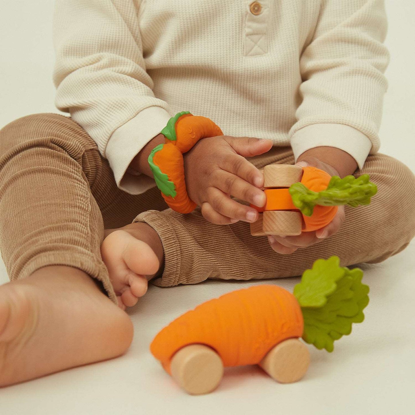 Oli & Carol,  Beißspielzeug, Cathy The Carrot Baby Car Toy